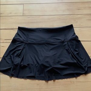 Lululemon black tennis/running skirt, worn once!
